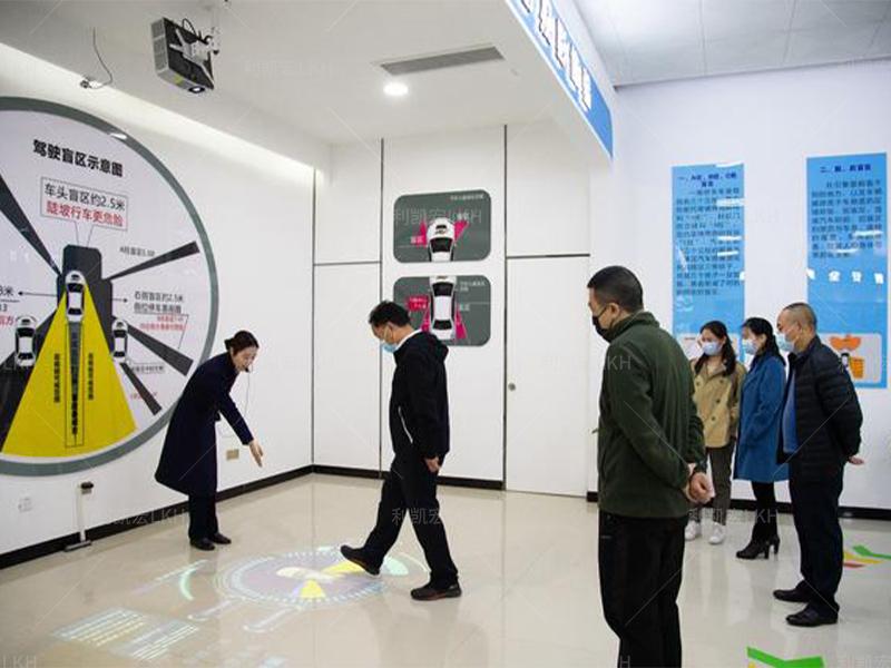 車輛盲區(qū)模擬體驗(yàn)區(qū)